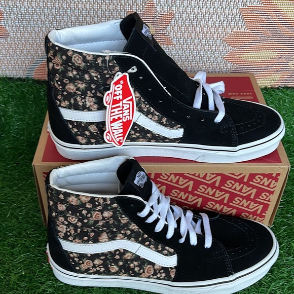 Vans WMNS Sk8-Hi
Rose Dreams Black/White
VN0005U9BZW
Sneakers - Picture 2 of 16